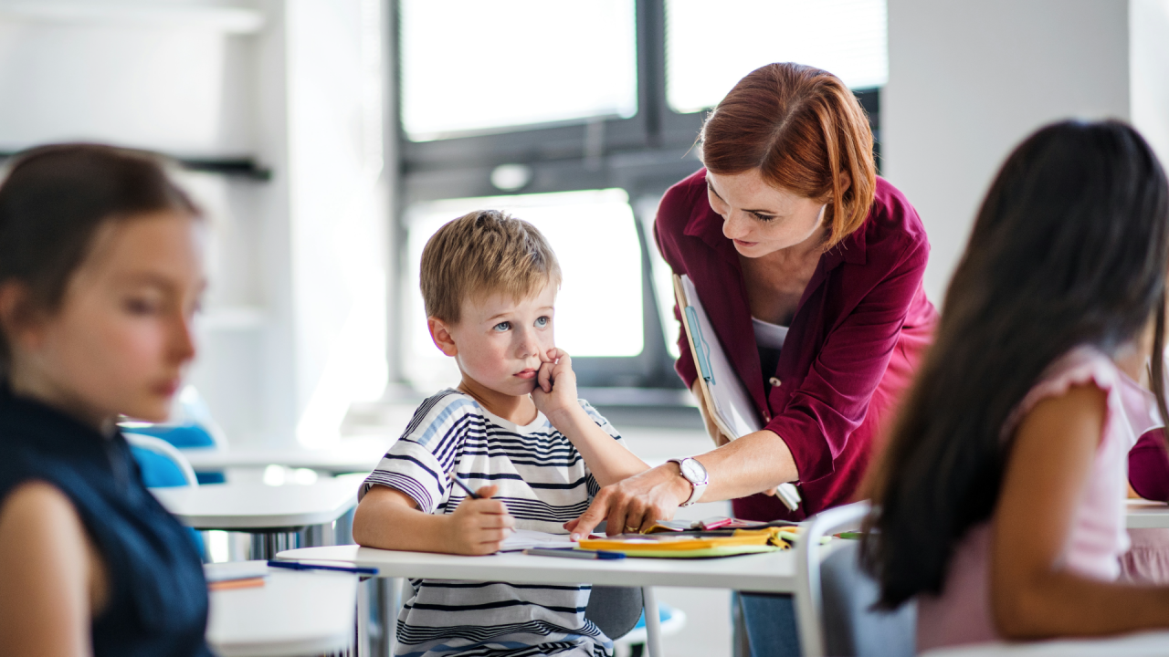 Autismus bez mýtů: jak podpořit žáka s PAS v běžné třídě