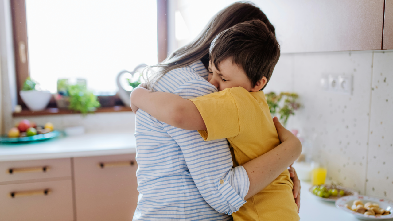 Adoptované a pěstounské dítě: jak budovat bezpečné pouto na cestě, která nezačala v rodině